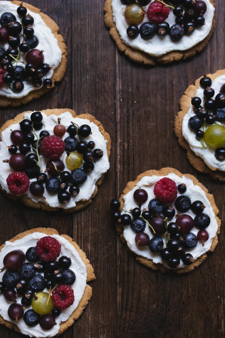 Shortbread Plates with Mascarpone cream and Beries by Tanya Balyanitsa (more seasonal recipes on Honeytanie.com)