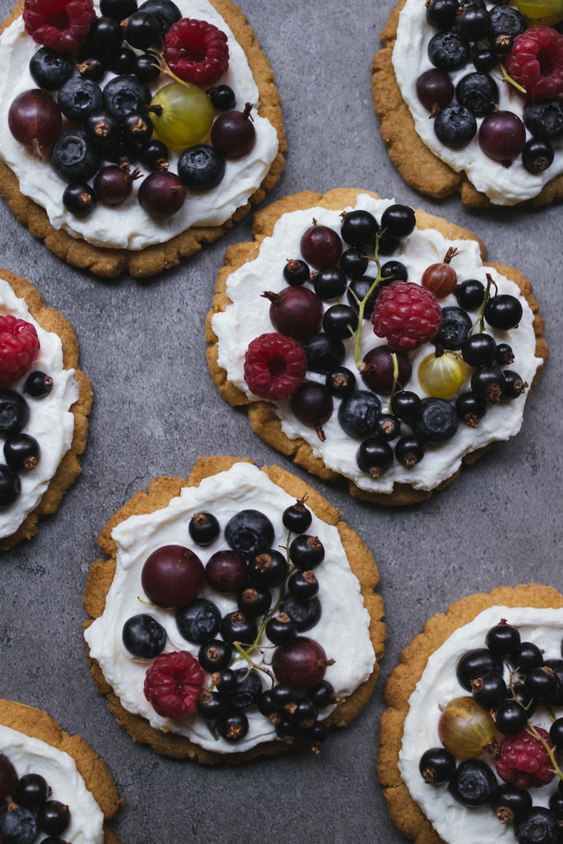 Shortbread Plates with Mascarpone cream and Beries by Tanya Balyanitsa (more seasonal recipes on Honeytanie.com)