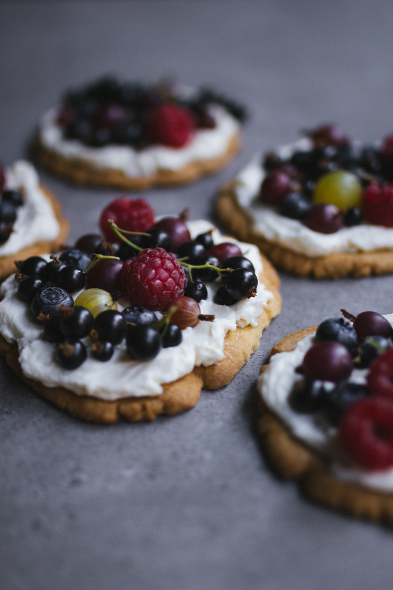 Shortbread Plates with Mascarpone cream and Beries by Tanya Balyanitsa (more seasonal recipes on Honeytanie.com)