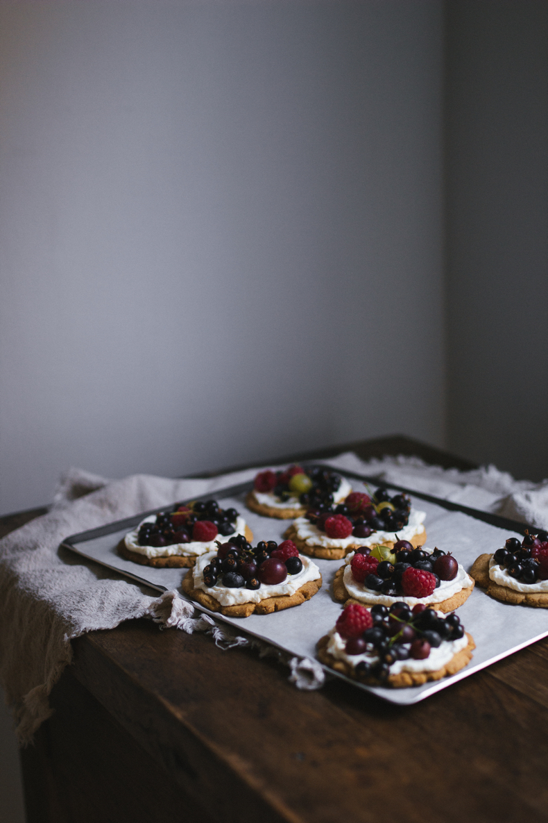 Shortbread Plates with Mascarpone cream and Beries by Tanya Balyanitsa (more seasonal recipes on Honeytanie.com)