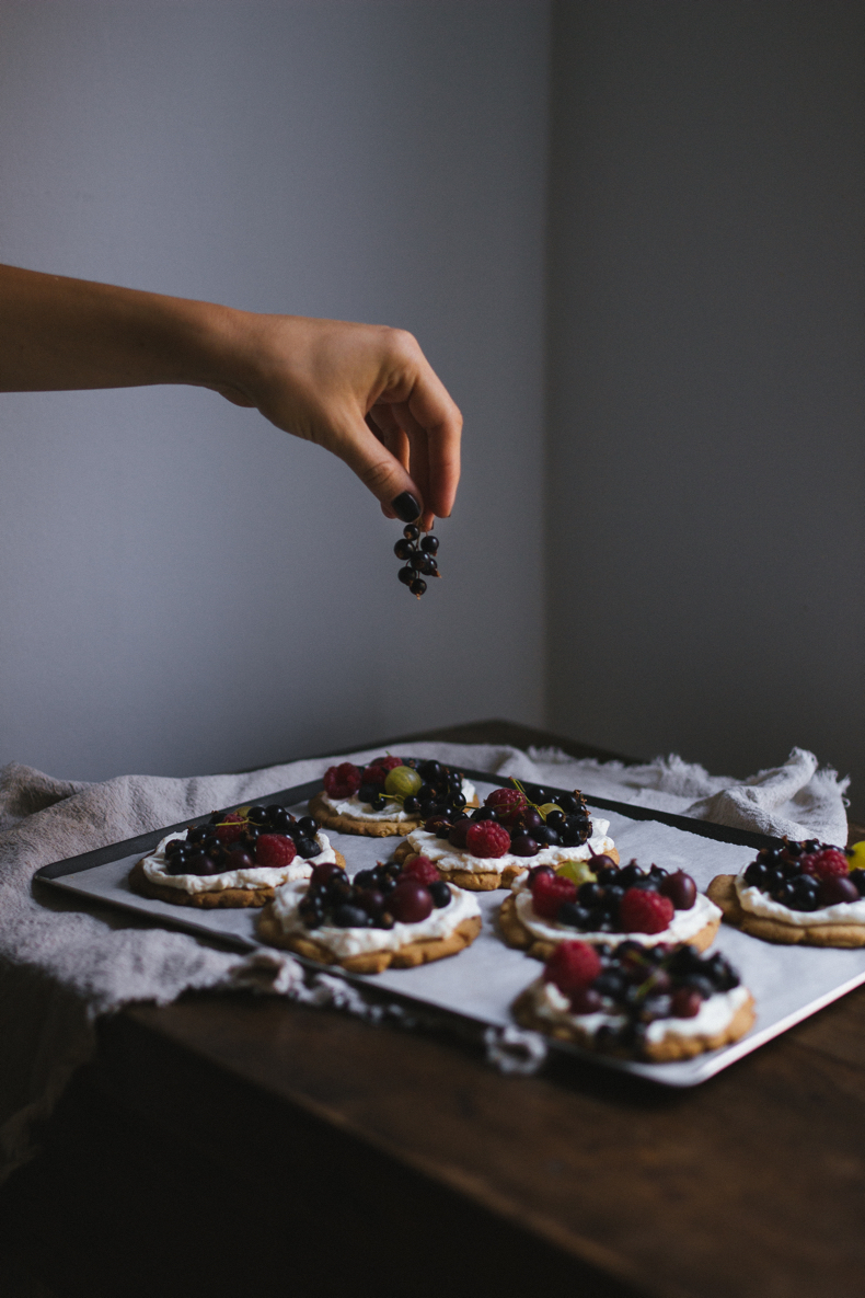Shortbread Plates with Mascarpone cream and Beries by Tanya Balyanitsa (more seasonal recipes on Honeytanie.com)